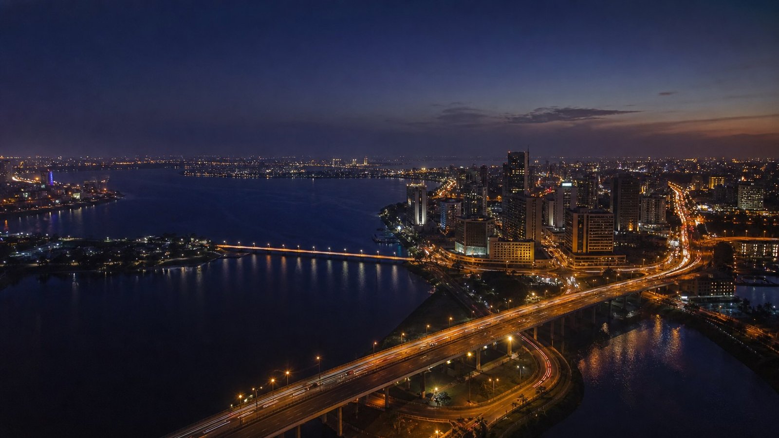Abidjan et sa lagune à la tombée de la nuit